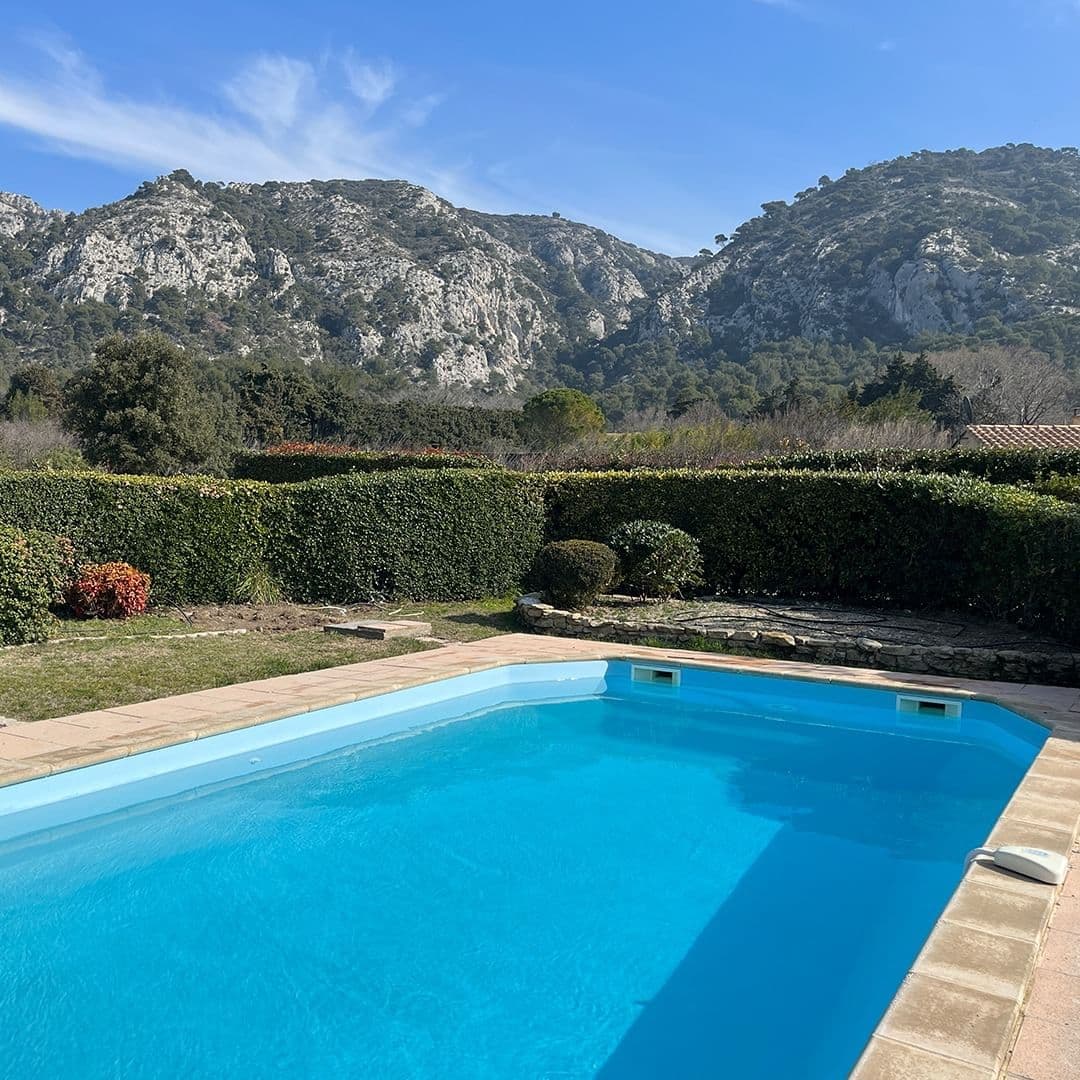 Piscine avec vue sur les montagnes