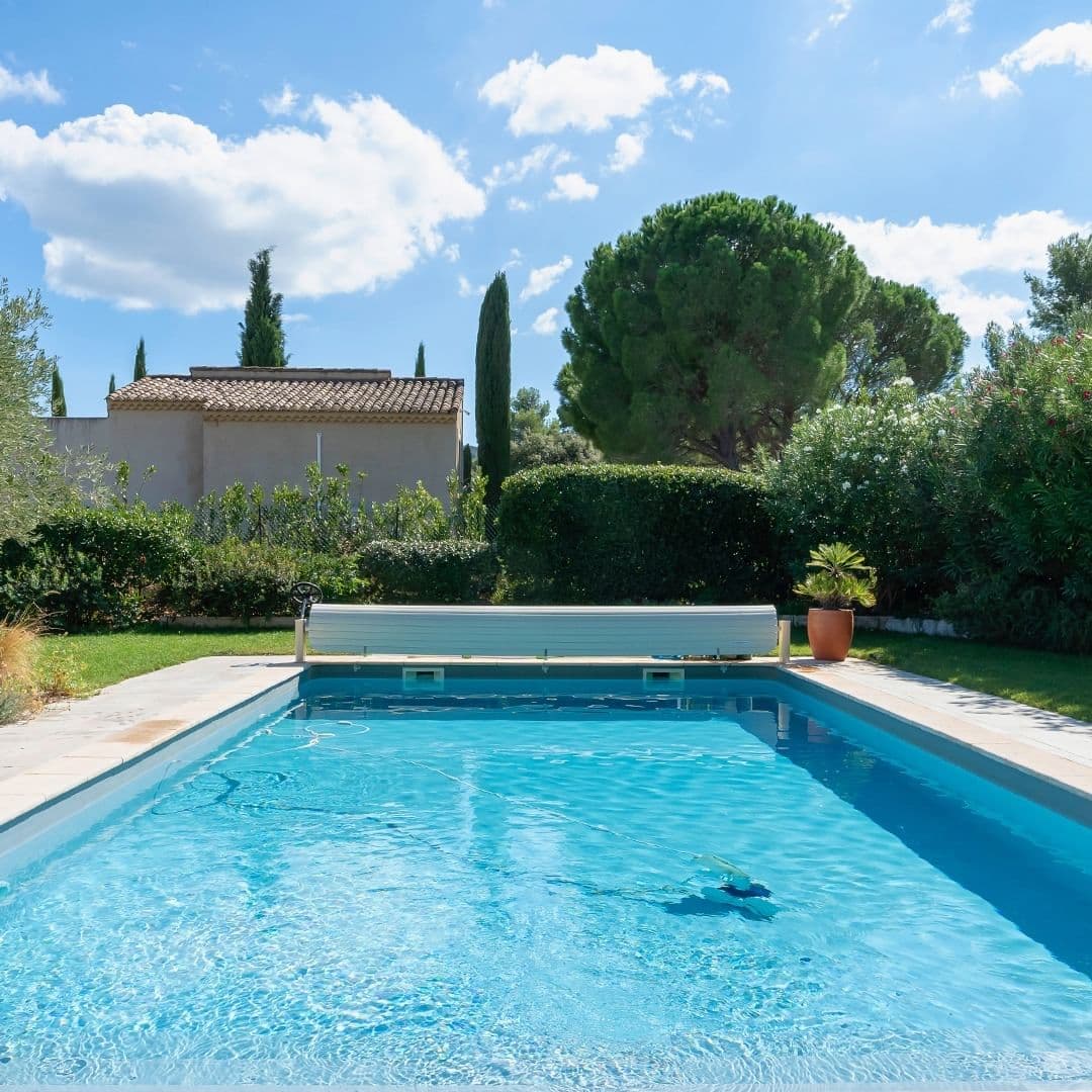 Piscine dans un jardin ensoleillé